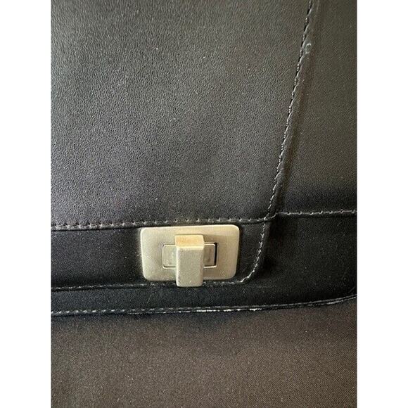 Leeds Black Leather Messenger Bag with Strap - Picture 5 of 15